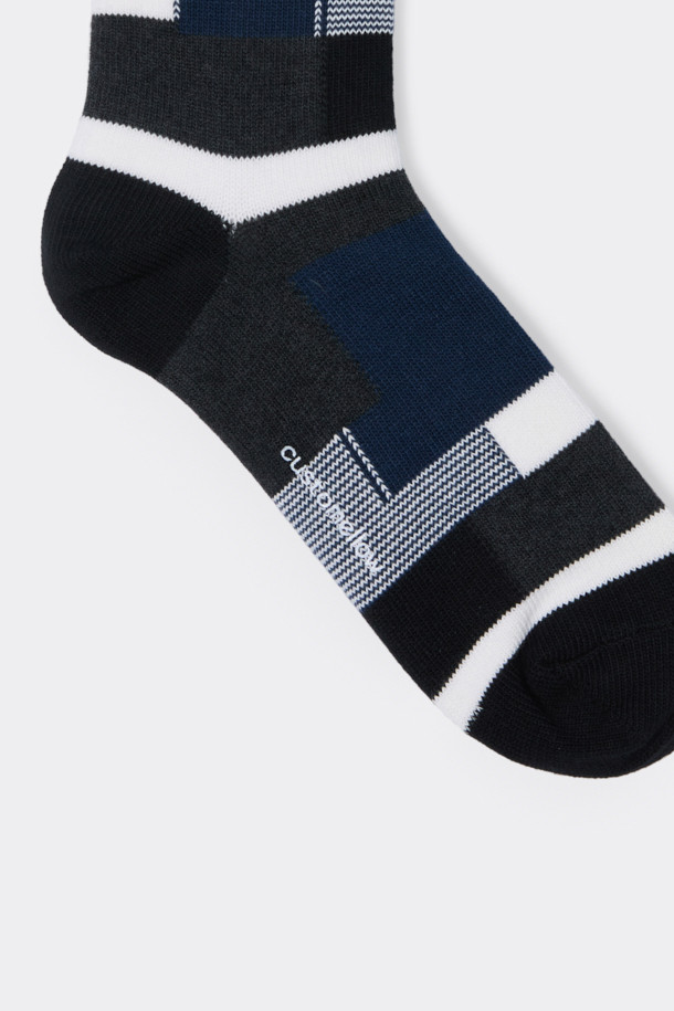 그레이 블록 패턴 양말은 면혼방 소재로 제작되어 부드러운 촉감을 선사합니다. 그레이, 블랙, 네이비 색상으로 구성되어 있으며, 체크 패턴과 로고 디테일이 돋보입니다. 

사계절 내내 착용 가능하며, 넌슬립 기능으로 편안함을 더했습니다. 캐주얼, 미니멀, 클래식 스타일을 즐기는 분들께 동네 마실룩, 집콕룩에 매치하기 좋은 아이템입니다.
