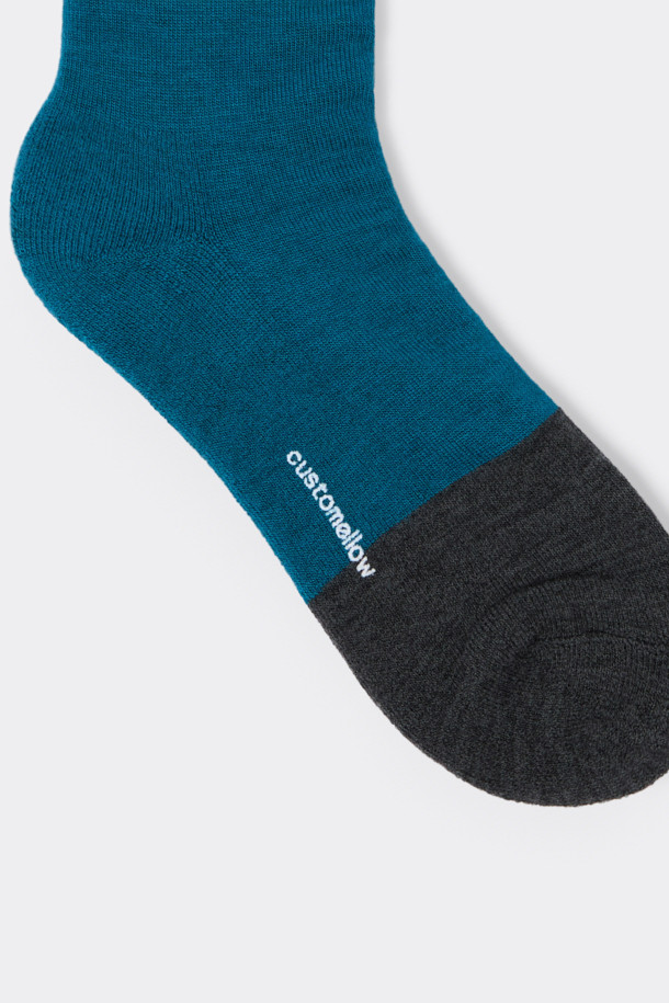 블루 부클 블록 삭스는 울과 면 혼방 소재로 제작되어 부드러운 촉감과 뛰어난 보온성을 자랑합니다. 가을, 겨울철에 적합하며, 넌슬립 기능으로 미끄럼 방지 효과를 더했습니다. 부클사를 사용하여 입체적인 텍스처를 살린 블록 패턴 디자인이 돋보이며, 블루, 블랙, 화이트, 그레이 4가지 색상으로 만나볼 수 있습니다. 미니멀, 클래식, 캐주얼 스타일의 옷차림에 매치하여 겨울 데일리룩, 집콕룩, 산책룩을 완성해보세요.
