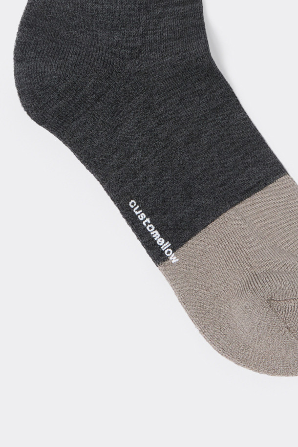 그레이 부클 블록 삭스(Grey Boucle Block Socks)는 부드러운 촉감과 따뜻함을 선사하는 겨울철 필수 아이템입니다. 울과 면 혼방 소재로 제작되어 보온성이 뛰어나며, 두꺼운 두께감으로 발을 포근하게 감싸줍니다. 그레이, 블랙, 화이트 컬러의 블록 패턴 디자인은 캐주얼, 미니멀, 클래식 등 다양한 스타일과 잘 어울립니다. 일상생활, 산책, 집콕 등 어떤 상황에서도 편안하게 착용할 수 있으며, 논슬립 기능으로 안정감을 더했습니다. 부클 텍스처가 돋보이는 디자인으로 포근하고 스타일리시한 겨울 데일리룩을 완성해 보세요.
