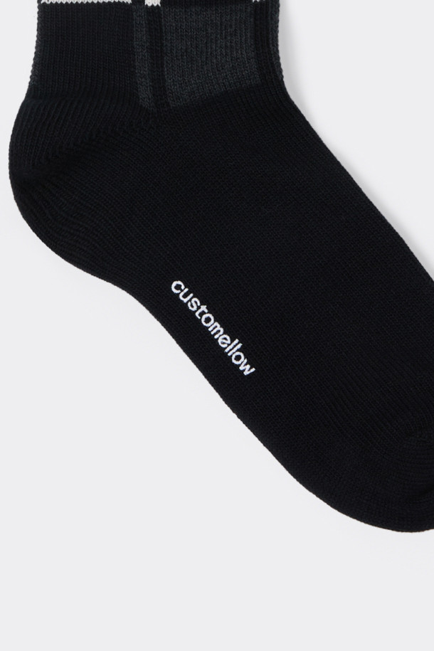 블랙 체크 양말은 면 혼방 소재로 제작되어 부드러운 촉감이 특징입니다. 블랙과 화이트 컬러의 체크 패턴이 캐주얼, 미니멀, 클래식 스타일을 연출하며, 사계절 내내 활용하기 좋습니다. 일상생활은 물론, 편안한 집콕룩, 동네 마실룩에도 잘 어울립니다. 넌슬립 기능으로 활동성을 높였으며, 로고 디테일로 포인트를 더했습니다.
