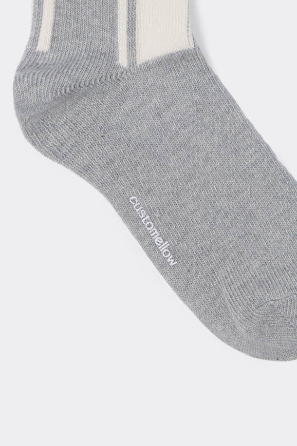 그레이 체크 양말은 면혼방 소재로 제작되어 부드러운 촉감을 선사합니다. 일상생활 및 산책 시 편안하게 착용하기 좋으며, 캐주얼, 미니멀, 클래식 스타일을 모두 소화할 수 있습니다. 그레이와 화이트 컬러의 체크 패턴이 돋보이며, 넌슬립 기능으로 활동성을 높였습니다. 로고 디테일이 포인트로 들어가 있어 심플하면서도 세련된 느낌을 줍니다. 사계절 내내 활용 가능한 실용적인 아이템입니다.
