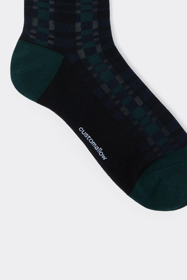 그린 체크 양말은 면혼방 소재로 제작되어 부드러운 촉감을 선사합니다. 일상, 산책, 집콕 등 다양한 TPO에 맞춰 캐주얼, 미니멀, 클래식 스타일을 연출할 수 있습니다. 사계절 모두 착용 가능하며, 그린과 블랙 컬러의 체크 패턴이 돋보입니다. 발목 부분에는 로고 디테일이 더해져 포인트를 줍니다. 넌슬립 기능으로 편안한 착용감을 제공합니다.
