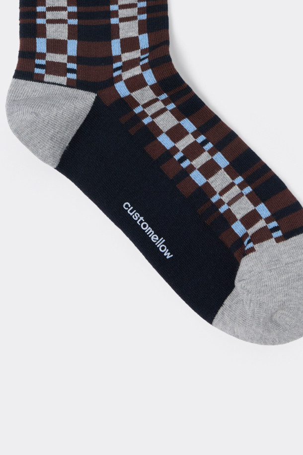 네이비 체크 양말은 면혼방 소재로 제작되어 부드러운 촉감을 선사합니다. 네이비와 그레이 컬러의 체크 패턴이 돋보이며, 넌슬립 기능으로 편안한 착용감을 제공합니다. 일상생활은 물론, 동네 마실룩, 산책룩 등 다양한 TPO에 활용하기 좋습니다. 캐주얼, 미니멀, 클래식 스타일의 옷차림에 잘 어울리며, 로고 디테일로 포인트를 더했습니다. 사계절 내내 활용 가능한 아이템입니다.
