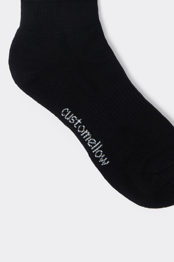 블랙 립 롱 삭스(Black Rib Long Socks)는 부드러운 면혼방 소재로 제작되어 편안한 착용감을 제공합니다. 남녀 공용으로 착용 가능하며, 캐주얼 및 미니멀 스타일을 연출하기에 좋습니다. 로고 패턴과 립(rib) 디테일이 돋보이는 디자인이며, 장목 길이로 다양한 룩에 활용하기 좋습니다. 사계절 내내 편안하게 착용할 수 있는 데일리 양말입니다.
