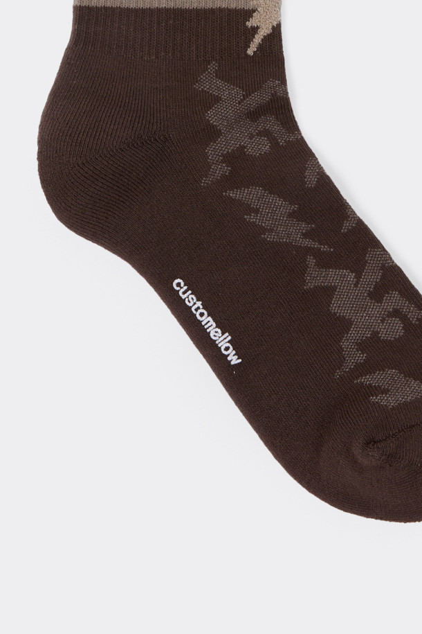 브라운 그래픽 블록 삭스입니다. 면혼방 소재로 제작되어 부드러운 촉감을 선사하며, 사계절 내내 편안하게 착용할 수 있습니다. 그래픽 블록 패턴 디자인이 돋보이며, 산책룩과 동네 마실룩에 캐주얼, 미니멀, 클래식한 스타일을 더해줍니다. 발바닥 면에는 로고가 디자인되어 있으며, 논슬립 기능을 갖춰 활동성을 높였습니다.
