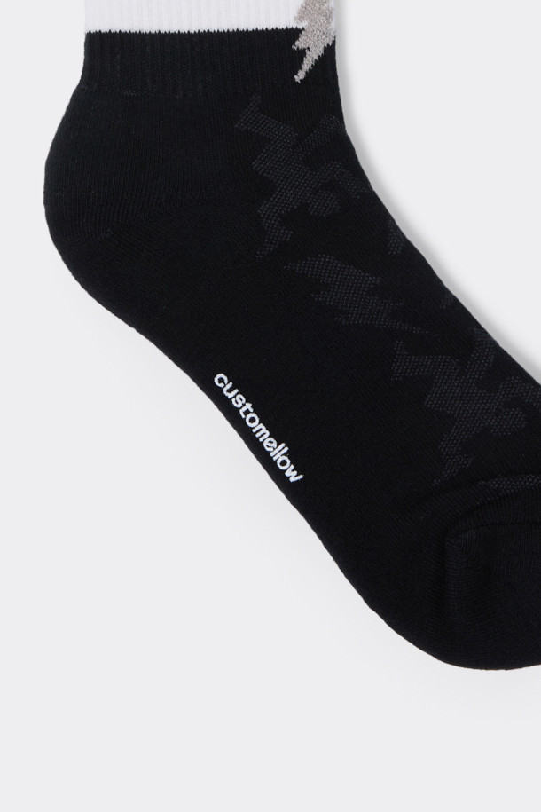 화이트 그래픽 블록 삭스는 면 혼방 소재로 제작되어 부드러운 촉감을 선사합니다. 블랙과 화이트 두 가지 색상으로 출시되어 어떤 스타일에도 잘 어울리며, 사계절 내내 착용하기 좋습니다. 그래픽 블록 패턴 디자인이 돋보이며, 넌슬립 기능으로 편안한 착용감을 제공합니다. 일상복은 물론, 집콕룩에도 잘 어울리는 캐주얼, 미니멀, 클래식 스타일의 양말입니다. 로고 디테일이 더해져 심플하면서도 세련된 포인트를 더했습니다.
