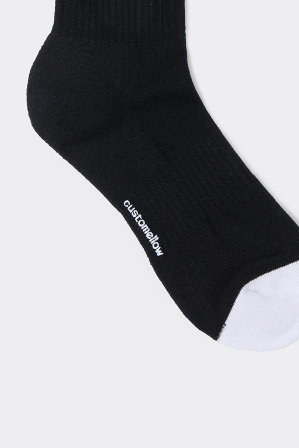 블랙 그래픽 삭스입니다. 면혼방 소재로 제작되어 부드러운 촉감이 특징이며, 사계절 내내 착용하기 좋습니다. 블랙과 화이트 컬러에 그래픽 및 로고 패턴이 돋보이며, 넌슬립 기능으로 편안한 착용감을 제공합니다. 집 앞 산책이나 편안한 실내 활동에 적합하며, 캐주얼, 미니멀, 클래식 스타일 모두 소화 가능합니다. 바닥면에 로고가 디자인되어 포인트를 더했습니다.
