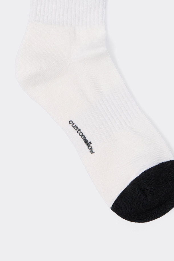 화이트 그래픽 삭스입니다. 면혼방 소재로 제작되어 부드러운 촉감을 선사하며, 사계절 내내 편안하게 착용할 수 있습니다. 화이트와 블랙 두 가지 색상으로, 그래픽 및 로고 무늬가 디자인되어 캐주얼, 미니멀, 스포티한 스타일을 연출하기 좋습니다. 일상생활은 물론 동네 마실룩, 산책룩에도 잘 어울립니다. 발바닥 면에는 넌슬립 로고가 있어 미끄럼 방지 기능도 제공합니다.