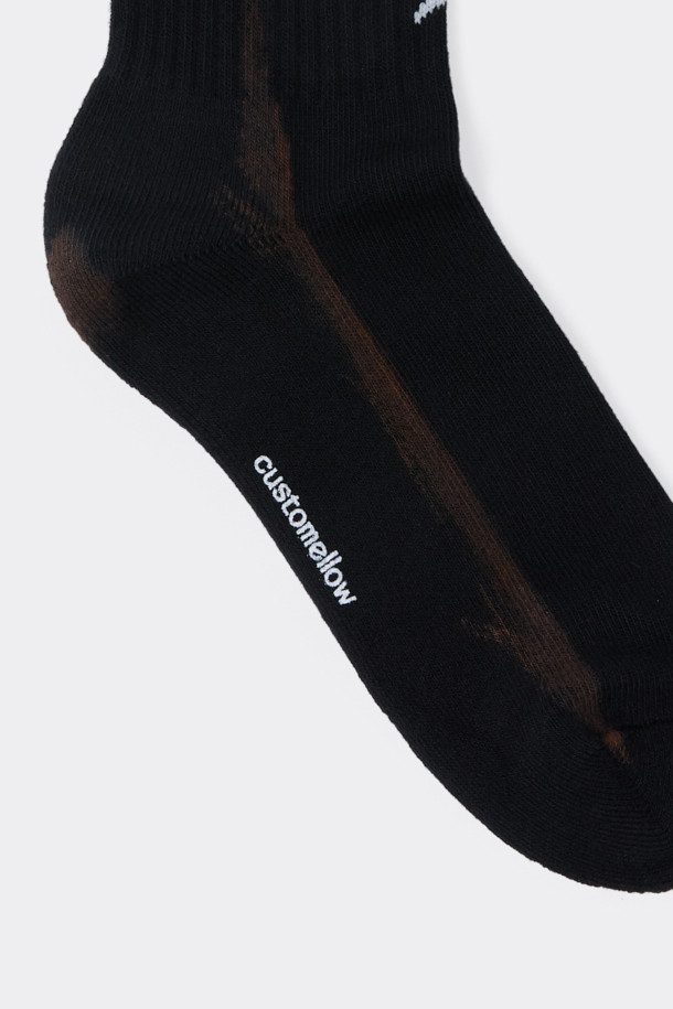 브라운 그래픽 다잉 양말은 면 혼방 소재로 제작되어 부드러운 촉감을 선사합니다. 사계절 내내 착용 가능한 이 양말은 그래픽/프린트 무늬로 디자인되어 캐주얼하고 미니멀한 스타일을 연출합니다. 산책룩에 잘 어울리며, 넌슬립 기능으로 편안한 착용감을 제공합니다. 다잉 처리로 독특한 멋을 더한, 개성 있는 양말입니다.
