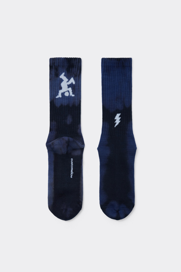 블루 그래픽 다이 염색 양말은 면 혼방 소재로 제작되어 부드러운 촉감을 선사하며, 사계절 내내 착용하기 좋습니다. 캐주얼, 미니멀, 스포티한 스타일을 연출하기에 좋으며, 산책룩에 포인트를 더할 수 있습니다. 넌슬립 기능으로 편안한 착용감을 제공하며, 개성 있는 그래픽과 타이다이 무늬가 돋보입니다. 양말에 로고 디테일이 더해져 더욱 세련된 디자인을 자랑합니다.
