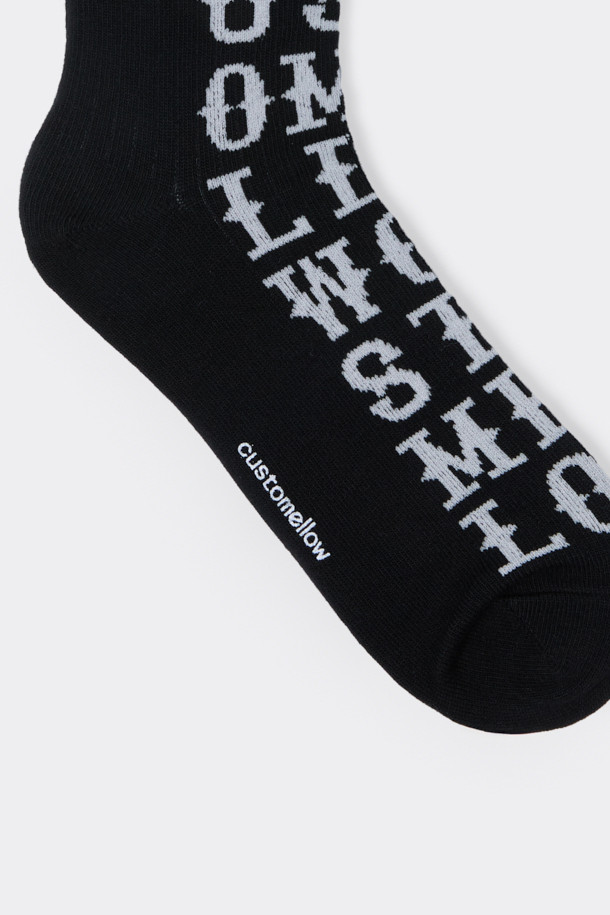 블랙 그래픽 삭스는 면 혼방 소재로 제작되어 부드러운 촉감을 선사하며, 사계절 내내 편안하게 착용할 수 있습니다. 레터링 패턴이 돋보이는 캐주얼하고 미니멀한 디자인으로, 동네 마실룩, 집콕룩, 산책룩 등 다양한 TPO에 잘 어울립니다. 발바닥면 로고 디테일과 넌슬립 기능으로 안정감 있는 착용감을 제공합니다. 일상 속에서 스타일리시함을 더해줄 필수 아이템입니다.
