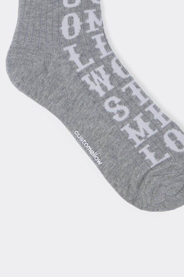 **그레이 그래픽 양말**

부드러운 면 혼방 소재로 제작되어 사계절 내내 편안하게 착용하기 좋은 그레이 컬러의 양말입니다. 레터링 패턴이 돋보이며, 넌슬립 기능으로 활동성을 높였습니다. 일상생활은 물론, 편안한 집콕룩이나 가벼운 동네 마실룩에도 잘 어울립니다. 바닥면에는 로고 디테일이 있어, 은은한 포인트를 더했습니다. 미니멀하고 캐주얼한 스타일을 즐기는 분들께 추천합니다.
