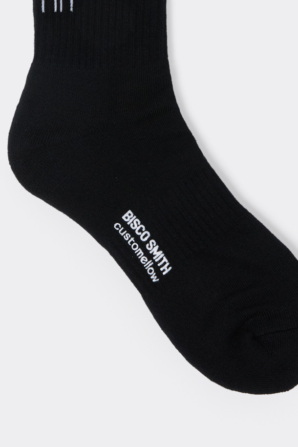 [BISCO SMITH] 블랙 그래픽 양말은 BISCO SMITH 작가의 'AsAbove' 작품을 모티프로 디자인된 공용 양말입니다. 면혼방 소재로 제작되어 부드러운 촉감과 사계절 내내 착용 가능한 실용성을 갖췄습니다. 블랙 컬러 바탕에 그래픽 및 로고 패턴이 돋보이며, 캐주얼, 미니멀, 스트리트 스타일을 즐겨 입는 분들께 추천합니다. 일상생활은 물론 산책룩, 집콕룩에도 잘 어울리며, 논슬립 기능으로 편안한 착용감을 제공합니다. 양말 바닥면에는 작가명이 새겨져 소장 가치를 더합니다.
