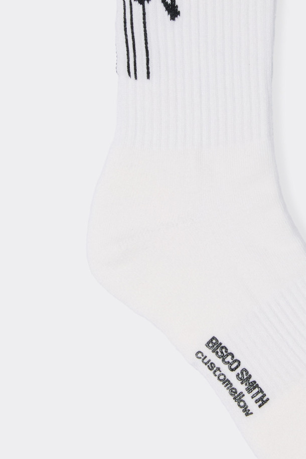 [BISCO SMITH] 화이트 그래픽 양말은 BISCO SMITH 작가의 'AsAbove' 작품을 모티브로 한 디자인이 돋보이는 양말입니다. 면혼방 소재로 제작되어 부드러운 촉감을 선사하며, 사계절 내내 편안하게 착용할 수 있습니다. 깔끔한 화이트 컬러 바탕에 로고와 프린트 패턴이 돋보이며, 밑면에는 작가명이 새겨져 소장 가치를 더합니다. 캐주얼, 미니멀, 스트리트 스타일 어디에도 잘 어울리며, 논슬립 기능으로 활동성까지 고려했습니다. 동네 마실룩, 산책룩, 집콕룩 등 다양한 TPO에 활용할 수 있습니다.
