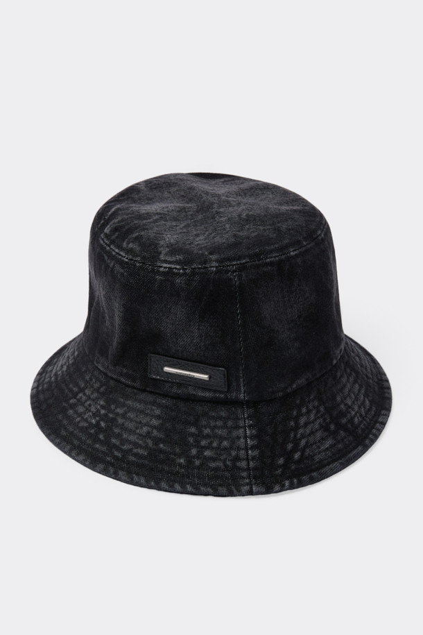 블랙 워시드 데님 버킷햇은 캐주얼, 미니멀, 레트로 스타일을 즐기는 당신을 위한 아이템입니다. 봄, 여름, 가을 계절에 적합하며, 데님 소재에 워싱 처리하여 빈티지한 텍스처와 불균일한 워싱으로 독특한 매력을 더했습니다. 깊은 모자 깊이와 안정적인 챙 넓이로 편안한 착용감을 선사하며, 로고 금속 장식이 디자인의 포인트를 더합니다. 동네 마실룩, 산책룩, 여행룩 등 다양한 TPO에 활용하여 스타일리시함을 연출해보세요.
