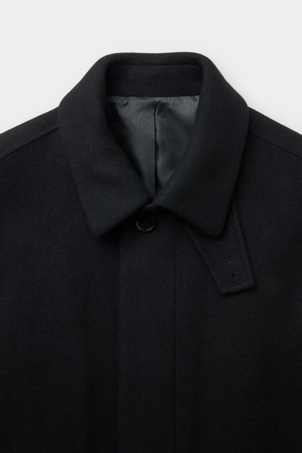 세련된 무드를 연출하는 블랙 울 맥 코트입니다. 가을, 겨울 시즌에 어울리는 두꺼운 두께감으로 보온성을 높였으며, 미니멀하고 클래식한 디자인이 특징입니다. 히든 버튼 여밈 방식과 오버핏으로 편안한 착용감을 선사하며, 탈부착 가능한 허리 벨트와 비죠 장식으로 다양한 스타일을 연출할 수 있습니다. 롱 기장과 긴 소매, 둥근 포켓 디테일이 돋보이며, 상체 상단 부분 안감 처리를 통해 고급스러움을 더했습니다. 출근룩, 비즈니스 캐주얼, 모임룩 등 다양한 TPO에 활용 가능하며, 시크하고 세련된 스타일을 완성해 보세요.
