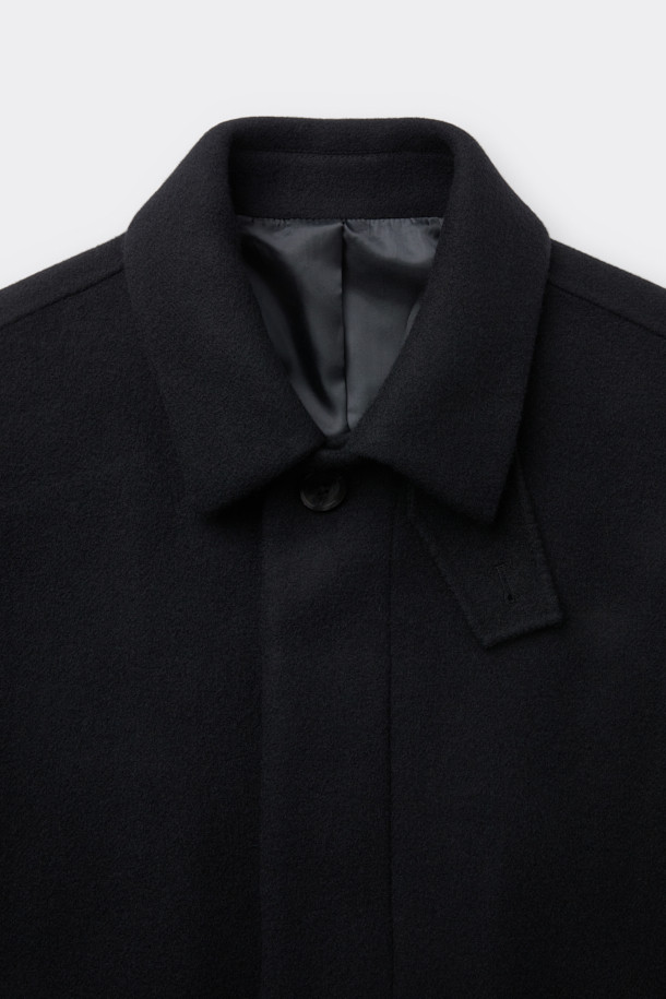 블랙 캐시미어 블렌디드 맥 코트는 미니멀하고 클래식한 스타일을 추구하는 분들을 위한 아우터입니다. 울, 나일론, 캐시미어, 폴리우레탄의 혼방 소재로 제작되어 부드러운 촉감과 고급스러운 분위기를 선사합니다. 히든 버튼 여밈 방식과 오버핏 실루엣으로 편안하면서도 세련된 핏을 연출하며, 탈부착 가능한 허리 벨트와 비죠 장식으로 다양한 스타일을 연출할 수 있습니다. 가을, 겨울 시즌에 출근룩, 오피스룩, 모임룩 등 다채로운 TPO에 활용 가능하며, 핸드메이드 공법 봉제와 둥근 모서리 포켓 등의 디테일이 돋보입니다. 상체 상단 부분만 안감 처리되어 보온성을 더했습니다.
