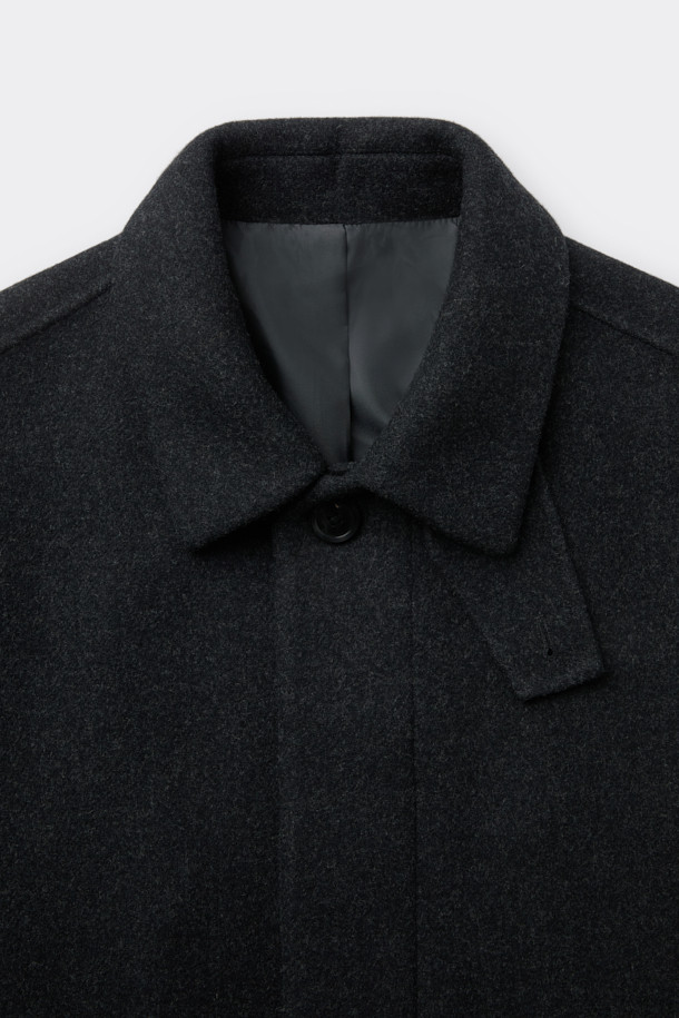 그레이 캐시미어 블렌드 맥 코트는 남성 고객을 위한 아우터입니다. 가을과 겨울에 어울리는 두꺼운 두께감으로, 캐시미어, 울, 나일론, 폴리우레탄 혼방 소재를 사용하여 부드러운 촉감을 선사합니다. 히든 버튼 여밈 방식의 롱 기장 오버핏 코트로, 클래식, 미니멀, 시크 스타일을 연출하기 좋습니다. 탈부착 가능한 허리 벨트와 비죠 장식, 핸드메이드 봉제, 둥근 포켓 디자인, 상체 상단 안감 적용 등 디테일이 돋보이며, 출근룩, 비즈니스 캐주얼, 모임룩에 활용하기 좋습니다.
