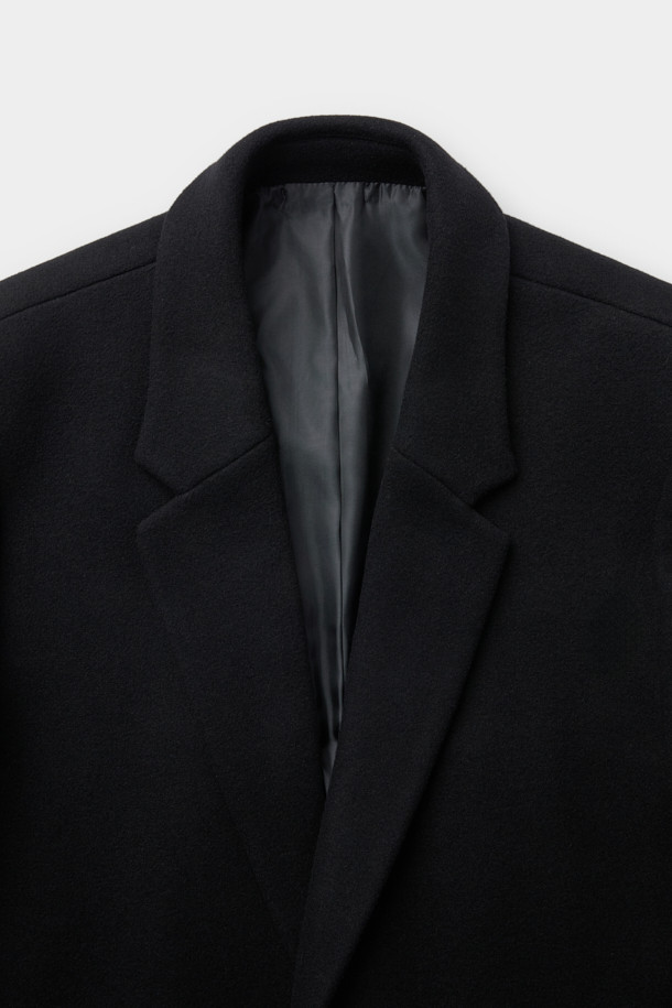 블랙 캐시미어 블렌디드 싱글 코트는 남성 고객을 위한 가을/겨울용 아우터입니다. 울, 캐시미어, 폴리에스테르, 나일론, 레이온, 코튼 등 다양한 소재를 혼방하여 부드러운 촉감과 두꺼운 두께를 자랑합니다. 클래식하고 미니멀한 스타일로, 오피스룩, 비즈니스 캐주얼, 모임룩 등 TPO에 맞춰 시크하게 연출할 수 있습니다. 너치드 라펠, 2버튼, 사이드 다트, 숄더 다트, 어깨 패드, 포켓 스티치 디테일이 돋보이는 레귤러핏 싱글 코트입니다. 긴 소매 기장의 무지 디자인으로 어떤 스타일에도 쉽게 매치할 수 있습니다.
