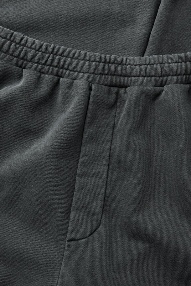 그레이 염색 스웻 팬츠는 편안한 일상 스타일을 위한 완벽한 선택입니다. 피그먼트 다잉 기법으로 제작되어 자연스러운 색감과 탄탄한 촉감을 자랑하며, 와이드핏으로 트렌디한 무드를 연출합니다. 허리 밴딩과 스트링, 밑단 스트링 스토퍼를 통해 편안한 착용감을 제공하며, 포켓 하단 로고 자수가 은은한 포인트를 더합니다. 봄, 가을, 겨울 모두 활용 가능한 긴 기장의 스웻 팬츠는 집콕룩, 산책룩은 물론 미니멀, 시티보이 스타일까지 소화 가능한 활용도 높은 아이템입니다. 후면 벨트고리에는 시그니처 스트링 디테일이 더해져 더욱 스타일리시하게 연출할 수 있습니다.
