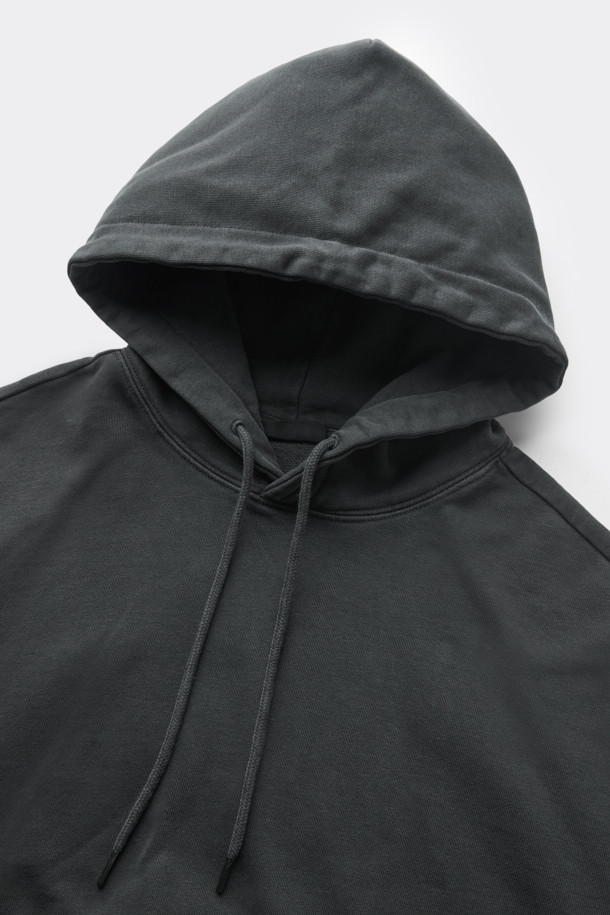 그레이 컬러의 피그먼트 다잉 후디입니다. 캐주얼하고 베이직한 스타일로, 가을과 겨울에 따뜻하게 착용하기 좋습니다. 면 소재로 제작되어 탄탄한 촉감을 자랑하며, 오버핏 디자인으로 편안한 착용감을 선사합니다. 소매에는 로고 자수 디테일이, 후면 하단에는 시그니처 스트링 디테일이 더해져 포인트를 더했습니다. 집콕룩, 산책룩 등 다양한 TPO에 활용 가능하며, 미니멀한 스타일을 연출하기 좋습니다.
