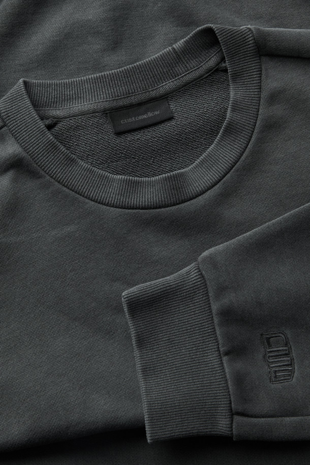 그레이 색상의 그레이 염색 스웨트셔츠입니다. 베이직하고 캐주얼한 스타일로, 봄, 가을, 겨울 모두 활용 가능합니다. 피그먼트 다잉 처리된 면 소재로 제작되었으며, 오버핏으로 편안한 착용감을 선사합니다. 소매에는 로고 자수가, 후면에는 시그니처 스트링 디테일이 있으며, 밑단과 소매는 시보리 처리되어 있습니다. 집콕룩이나 산책룩으로 미니멀하고 클래식하게 연출해보세요.
