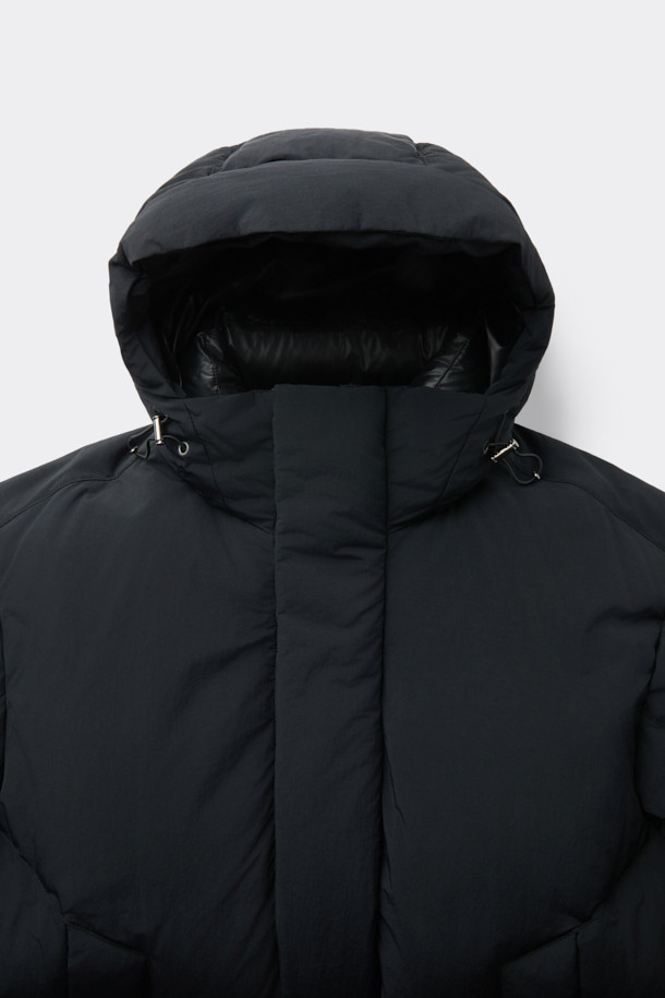 블랙 후디 다운 푸퍼 재킷은 겨울철 일상에서 캐주얼하고 미니멀한 스타일을 연출하기에 적합합니다. 넉넉한 오버핏에 후드 디자인으로 편안함을 더했으며, 무지 패턴으로 어떤 옷에도 쉽게 매치할 수 있습니다. 나일론과 구스다운 소재를 사용하여 보온성을 높였으며, 두꺼운 두께감으로 추운 날씨에도 따뜻하게 착용할 수 있습니다. 집업 여밈 방식에, 이중 플라켓, 히든 포켓, 밑단 스트링, 2-Way 지퍼 등의 디테일로 실용성을 더했습니다. 긴 소매 기장으로 더욱 포근한 착용감을 선사합니다.
