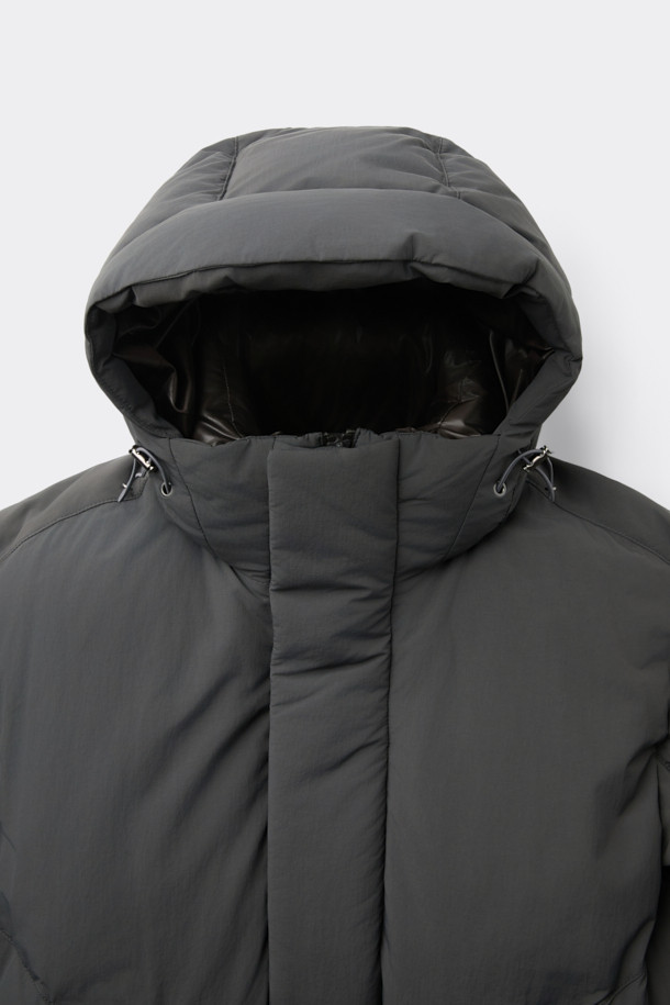 브라운 후디 다운 푸퍼 재킷은 겨울철 일상에서 캐주얼하고 미니멀한 스타일을 연출하기에 좋은 아우터입니다. 넉넉한 오버핏으로 편안함을 강조하며, 후드와 이중넥, 이중 플라켓, 2-WAY 지퍼 등의 디테일이 돋보입니다. 무지 디자인에 나일론과 구스다운 소재를 사용하여 보온성을 높였으며, 두꺼운 두께감으로 추운 날씨에도 따뜻하게 착용할 수 있습니다. 밑단 스트링과 히든 포켓은 실용성을 더해주며, 긴 소매 기장으로 더욱 포근한 느낌을 줍니다.
