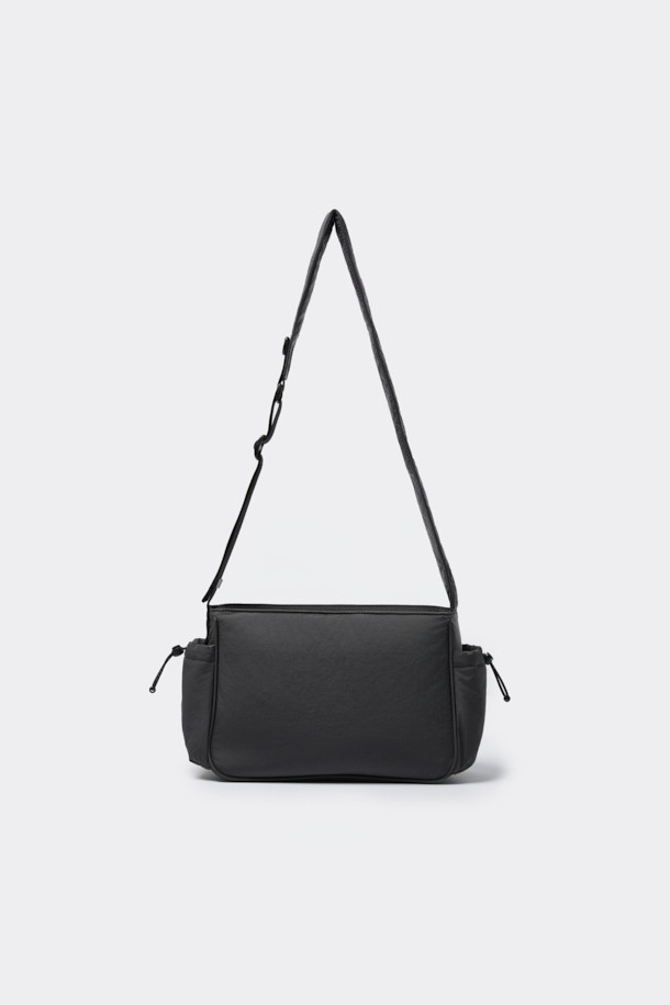 그레이 나일론 크로스백은 남성 고객을 위해 디자인된 미니멀하고 캐주얼한 스타일의 가방입니다. 생활 방수 기능과 경량성을 갖춰 출근룩, 여행룩, 동네 마실룩 등 다양한 TPO에 활용하기 좋습니다. 사각형 모양에 로고 디자인 장식이 더해졌으며, 내구성이 뛰어나고 컴팩트한 사이즈로 제작되었습니다. 내부에는 다양한 포켓이 있어 수납력을 높였으며, 길이 조절이 가능한 스트랩과 패디드 처리로 편안한 착용감을 제공합니다.
