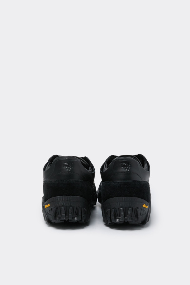 블랙 비브람 가죽 스니커즈는 남성용으로, 소가죽과 스웨이드 소재를 사용하여 제작되었습니다. 라운드 앞코에 무지 디자인으로, 베이직하고 심플한 스타일을 연출합니다. 비브람 아웃솔을 사용하여 충격 흡수와 내구성을 높였으며, 발목 부분의 볼륨감과 뒷꿈치 로고 디테일이 특징입니다. 사계절 모두 착용 가능하며, 끈으로 여미는 로우탑 디자인으로 클래식, 미니멀, 캐주얼 스타일을 모두 소화할 수 있습니다. 플랫 굽에 편안한 착용감을 제공합니다.
