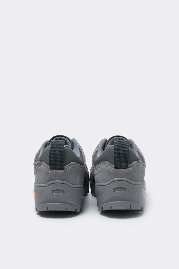 그레이 컬러의 Vibram(비브람) 하이브리드 스니커즈는 남성 고객을 위해 디자인되었습니다. 스웨이드와 메쉬 소재를 사용하여 사계절 모두 착용 가능하며, 일상과 아웃도어 활동에 적합합니다. 비브람 아웃솔을 적용하여 내구성과 충격 흡수 기능을 제공하며, 힐탭 스트랩과 3M 스트링, 로고 패턴으로 포인트를 더했습니다. 유틸리티 스타일의 캐주얼, 고프코어, 미니멀 룩에 잘 어울리는 아이템입니다.
