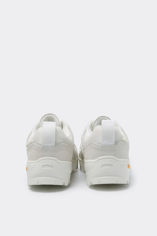 화이트 비브람 하이브리드 스니커즈는 일상과 아웃도어 활동 모두에 적합한 남성용 스니커즈입니다. 스웨이드와 메쉬 소재의 조화로 제작되었으며, 라운드 앞코에 플랫 굽 디자인으로 편안한 착용감을 제공합니다. 비브람 아웃솔을 사용하여 탁월한 접지력과 내구성을 자랑하며, 충격 흡수 기능으로 활동성을 높였습니다. 힐탭 스트랩, 3M 스트링, 유틸리티 스타일의 디테일과 로고 패턴이 더해져 캐주얼, 미니멀, 클래식 스타일을 완성합니다. 여행룩과 산책룩에 활용하기 좋은 디자인입니다.
