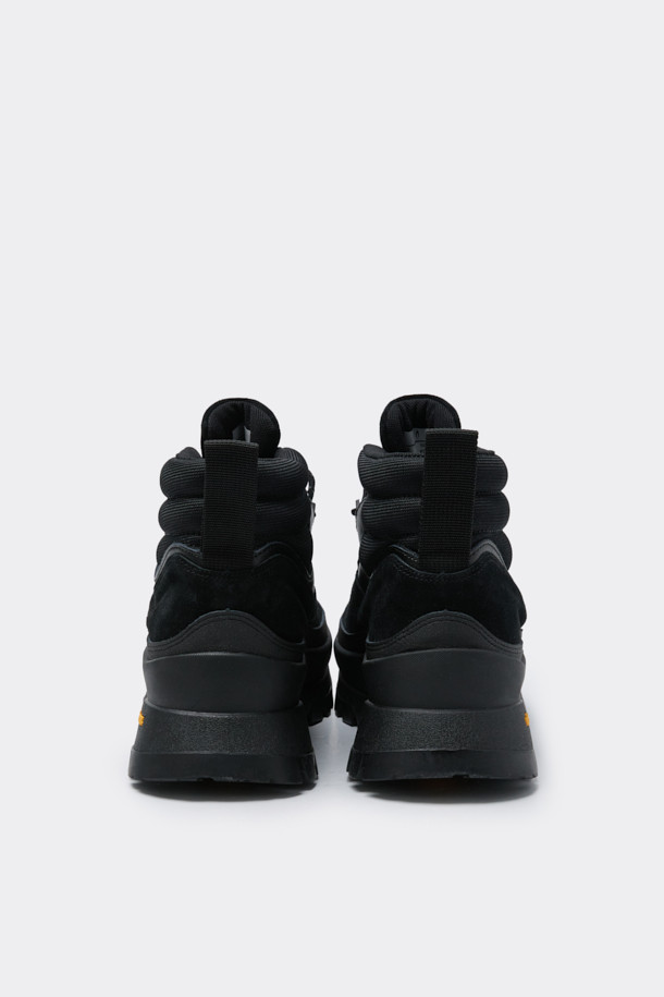 블랙 비브람 하이브리드 부츠는 남성용 부츠로, 하이킹과 일상생활 모두에 적합한 디자인입니다. 스웨이드, 합성가죽, 메쉬 소재를 사용하여 가을, 겨울철에 따뜻하고 편안하게 착용할 수 있습니다. 라운드 앞코에 하이탑 디자인, 레이스업 방식을 적용했으며, 힐탭 스트랩, 3M 스트링, 비브람 아웃솔을 통해 기능성과 내구성을 높였습니다. 충격 흡수 기능과 스티치 디테일, 레이어드 가죽 패널을 더해 스트리트, 스포티, 고프코어 및 워크웨어 스타일을 완성할 수 있습니다.
