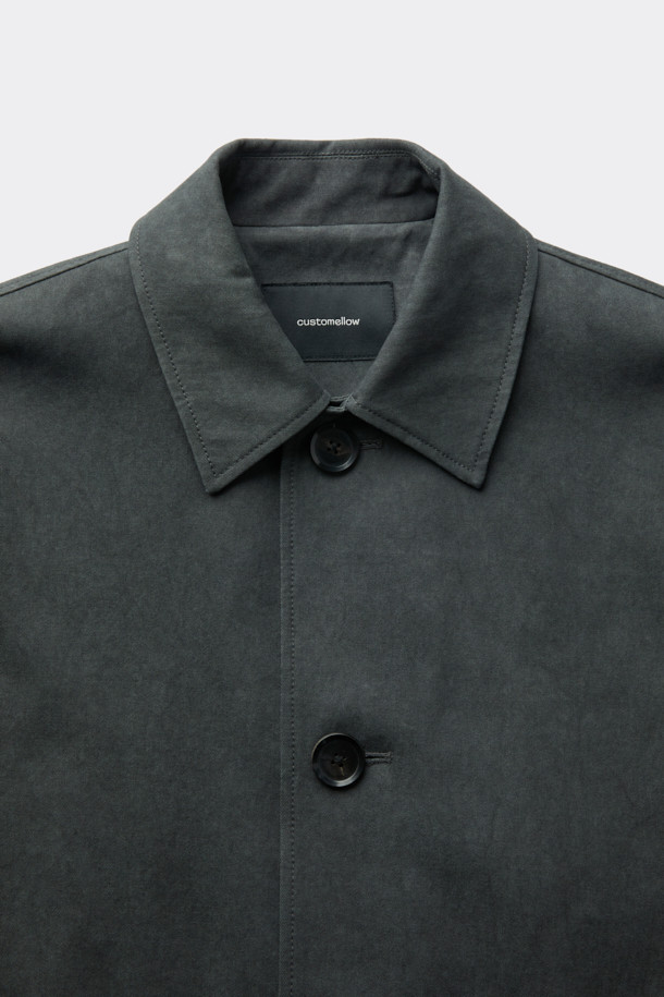 세련된 스타일을 완성하는 그레이 벨티드 맥 코트입니다. 남녀 공용으로, 봄, 가을 시즌에 착용하기 좋은 오버핏 디자인의 맥 코트입니다. 베이직하고 클래식한 무드를 자아내며, 무지 패턴과 허리 벨트로 포인트를 더했습니다. 히든 버튼 여밈과 긴 소매 기장으로 깔끔한 실루엣을 연출하며, 출근룩, 비즈니스 캐주얼, 모임룩 등 다양한 TPO에 활용할 수 있습니다. 면 소재로 제작되어 편안한 착용감을 선사하며, 미니멀하고 시크한 스타일을 완성해 보세요.
