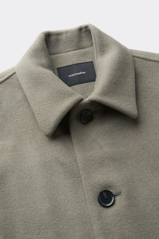 베이지 컬러의 캐시미어 블렌디드 발마칸 코트입니다. 울, 캐시미어, 폴리에스터, 나일론, 레이온, 아크릴, 코튼 등 다양한 소재를 혼방하여 부드러운 촉감과 두꺼운 두께감을 선사합니다. 클래식하고 미니멀한 스타일로, 백 돌먼 소매 디자인과 핸드메이드 공법 봉제가 특징입니다. 레귤러 핏에 싱글 버튼 여밈 방식이며, 가을과 겨울에 출근룩, 비즈니스 캐주얼, 모임룩 등 다양한 TPO에 활용하기 좋습니다. 시크한 매력을 더해주는 베이직한 디자인의 남성용 발마칸 코트입니다.
