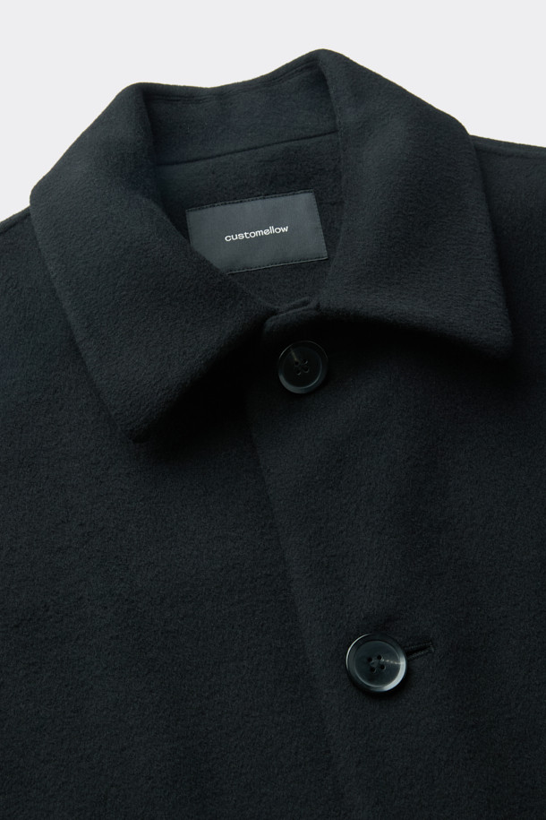 블랙 캐시미어 블렌디드 발마칸 코트는 남성용 아우터로, 가을과 겨울에 착용하기 좋습니다. 부드러운 촉감의 울, 캐시미어 혼방 소재로 제작되어 일상, 출근룩, 비즈니스 캐주얼, 모임룩 등 다양한 TPO에 활용 가능합니다. 클래식, 미니멀, 시크 스타일을 연출하기 좋으며, 레귤러 핏과 긴 소매 기장이 특징입니다. 백 돌먼 소매 디자인과 핸드메이드 공법 봉제로 완성되어 고급스러움을 더합니다. 싱글 버튼 여밈 방식의 두꺼운 발마칸 코트로, 따뜻함과 스타일을 동시에 잡을 수 있습니다.
