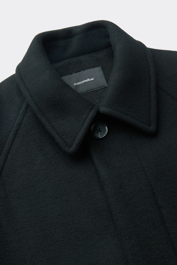 블랙 캐시미어 블렌디드 오버사이즈 핏 발마칸 코트는 미니멀하고 클래식한 스타일을 추구하는 남성분들을 위한 아우터입니다. 울, 캐시미어, 폴리에스테르 등 다양한 소재를 혼방하여 부드러운 촉감과 보온성을 동시에 잡았습니다. 래글런 소매 디자인으로 활동성을 높였으며, 히든 버튼 여밈 방식으로 깔끔한 실루엣을 연출합니다. 롱 기장과 오버핏으로 트렌디함을 더했으며, 가을, 겨울철 출근룩, 오피스룩, 모임룩 등 다양한 TPO에 활용 가능합니다. 시크하고 세련된 블랙 컬러의 발마칸 코트로 당신의 스타일을 완성해보세요.
