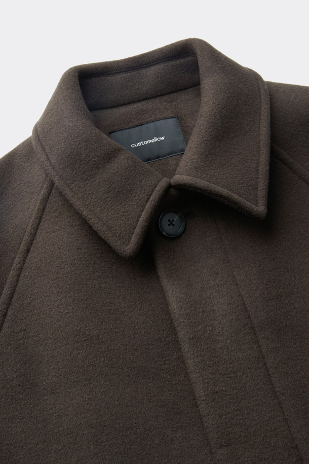 부드러운 캐시미어 블렌딩 소재의 브라운 발마칸 코트입니다. 오버핏으로 제작되어 편안하면서도 세련된 실루엣을 연출하며, 가을과 겨울에 따뜻하게 착용하기 좋습니다. 히든 버튼 여밈 방식과 래글런 소매 디테일이 특징이며, 클래식하고 미니멀한 디자인으로 다양한 스타일을 소화할 수 있습니다. 출근룩, 비즈니스 캐주얼, 모임룩 등 TPO에 구애받지 않고 시크하게 연출해보세요. 울, 캐시미어, 폴리에스테르, 앙고라 혼방으로 부드러운 촉감과 보온성을 제공합니다.
