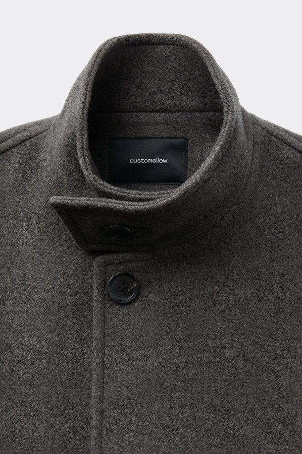 **브라운 울 하이넥 코트**

부드러운 멜란지 브라운 컬러의 남성용 울 하이넥 코트입니다. 가을과 겨울, 쌀쌀한 날씨에 따뜻하게 착용할 수 있는 두꺼운 두께감의 롱 코트입니다. 미니멀하고 베이직한 디자인으로, 출근룩, 비즈니스 캐주얼, 모임룩 등 다양한 TPO에 활용 가능합니다. 래글런 소매 디테일이 돋보이며, 레귤러핏으로 제작되어 편안한 착용감을 선사합니다. 싱글 버튼 여밈 방식으로 클래식, 미니멀, 시크 스타일을 연출하기 좋습니다.
