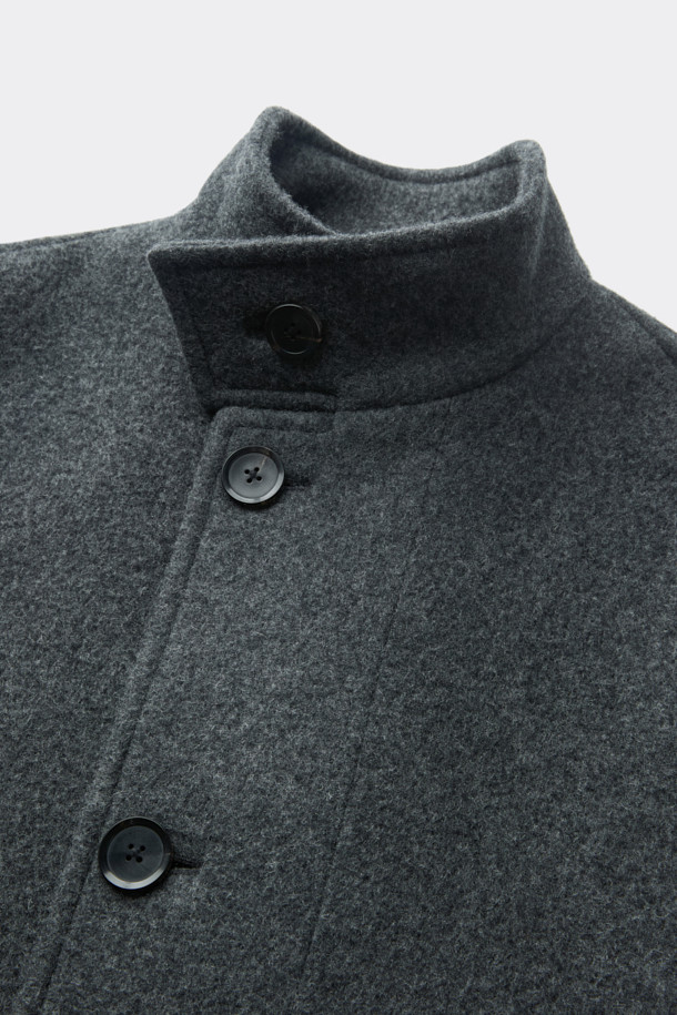 멜란지 그레이 컬러의 남성용 하이넥 코트입니다. 울과 나일론 혼방 소재로 제작되어 가을, 겨울 시즌에 적합하며, 두꺼운 두께감으로 보온성을 높였습니다. 래글런 소매 디테일이 돋보이는 레귤러핏 코트로, 버튼 여밈 방식과 무지 디자인으로 베이직하면서도 미니멀한 스타일을 연출합니다. 출근룩, 비즈니스 캐주얼, 모임룩 등 다양한 TPO에 활용 가능하며, 클래식, 미니멀, 시크한 스타일을 완성합니다.
