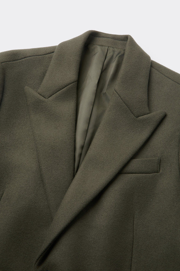 베이지 색상의 오버핏 피크드 라펠 코트입니다. 울, 나일론, 캐시미어 혼방 소재로 제작되어 가을, 겨울 시즌에 따뜻하게 착용할 수 있습니다. 미니멀하고 클래식한 스타일로, 출근룩, 오피스룩, 모임룩 등 다양한 TPO에 활용 가능합니다. 싱글 버튼 여밈 방식으로 깔끔하며, 롱 기장과 오버핏 실루엣이 시크한 분위기를 연출합니다. 무지 디자인으로 어떤 옷에도 쉽게 매치할 수 있는 데일리 코트입니다.
