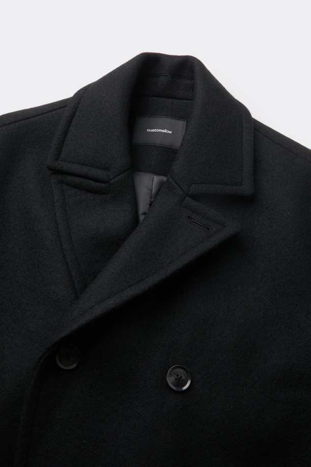 이탈리아 MANTECO 울 소재의 블랙 울 더블 브레스티드 코트입니다. 가을, 겨울 시즌에 어울리는 두꺼운 두께감과 롱 기장으로 클래식하고 미니멀한 스타일을 연출합니다. 더블 버튼 여밈 방식과 오버핏 디자인으로 제작되어 시크한 무드를 더해줍니다. 출근룩, 오피스룩, 모임룩 등 다양한 TPO에 활용 가능하며, 어떤 스타일에도 세련되게 매치할 수 있습니다.
