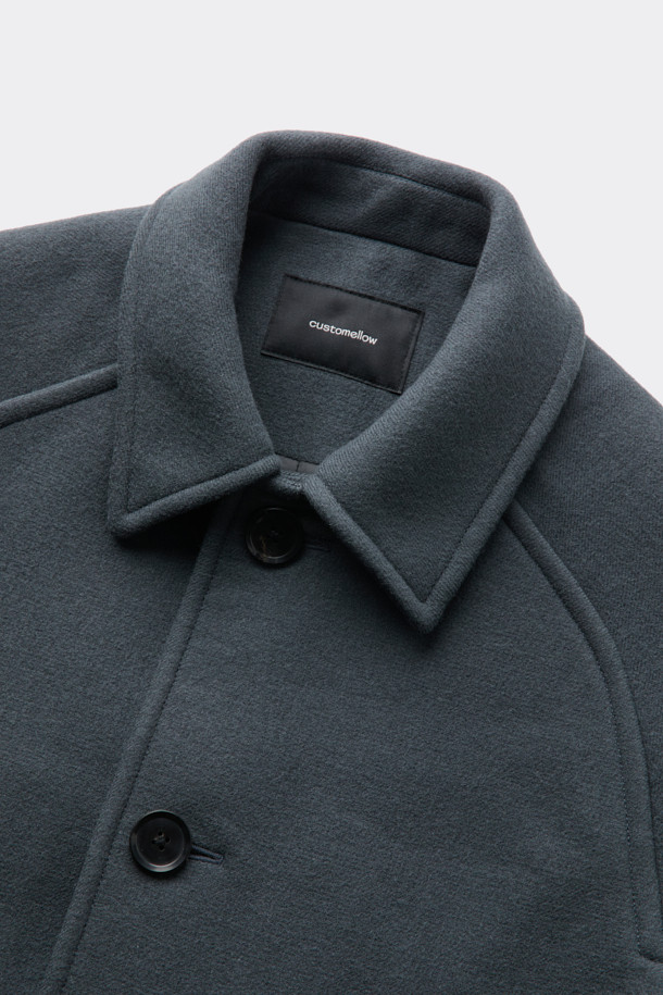 세련된 남성분들을 위한 그레이 울 카코트입니다. 울과 나일론 혼방 소재로 제작되어 가을, 겨울 시즌에 따뜻하고 편안하게 착용할 수 있습니다. 미니멀하고 클래식한 디자인으로 출근룩, 비즈니스 캐주얼, 모임룩 등 다양한 TPO에 활용 가능합니다. 오버핏 실루엣과 싱글 버튼 여밈, 아웃포켓 디테일이 돋보이며, 긴 소매 기장으로 더욱 시크한 분위기를 연출합니다. 무지 패턴의 그레이 컬러는 어떤 스타일에도 쉽게 매치되어 활용도가 높습니다.
