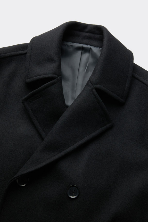 블랙 울 피코트는 클래식과 미니멀 무드를 동시에 연출하는 남성용 아우터입니다. 이탈리아 FORTEX 소재의 고급 울, 나일론, 캐시미어 혼방으로 제작되어 두꺼운 두께감과 매트한 촉감을 자랑합니다. 더블 버튼 여밈과 릴랙스 핏 디자인은 편안하면서도 세련된 스타일을 선사하며, 가을과 겨울철 출근룩, 비즈니스 캐주얼, 모임룩 등 다양한 TPO에 활용 가능합니다. 기본에 충실한 디자인으로 시크한 매력을 더하여 당신의 옷장에 품격을 더해줄 것입니다. 
