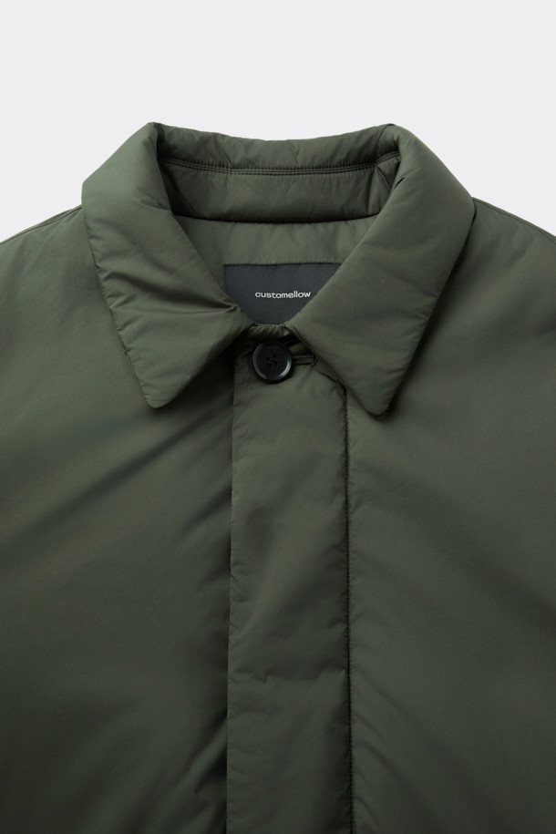카키 로브 다운 코트는 남성용 겨울 아우터로, 베이직한 스타일에 클래식, 미니멀, 캐주얼 스타일을 모두 아우릅니다. 두꺼운 두께감의 오버핏으로 제작되었으며, 허리 로브 장식으로 포인트를 더했습니다. 80/20 구스다운 충전재와 경량 소재로 제작되어 보온성과 편안함을 동시에 느낄 수 있습니다. 무지 디자인에 긴 소매 기장, 로브 여밈 방식을 갖춘 다운 코트입니다. 폴리에스테르 소재로 제작되었습니다.
