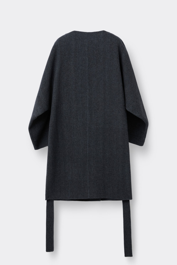 HED MAYNER (헤드 메이너)의 Grey Back Slit Robe Coat (그레이 백 슬릿 로브 코트)는 미니멀한 스타일을 추구하는 당신을 위한 아우터입니다. 가을, 겨울 시즌에 어울리는 롱 기장의 로브 코트로, 이탈리안 울 원단을 사용하여 부드러운 촉감을 선사합니다. 오버핏과 루즈핏으로 편안한 착용감을 강조하며, 후면 넥 슬릿과 벨트 허리 슬릿 구조가 독특한 디자인 포인트를 더합니다. 출근룩, 오피스룩, 모임룩 등 다양한 TPO에 활용 가능한 클래식하고 시크한 아이템입니다.
