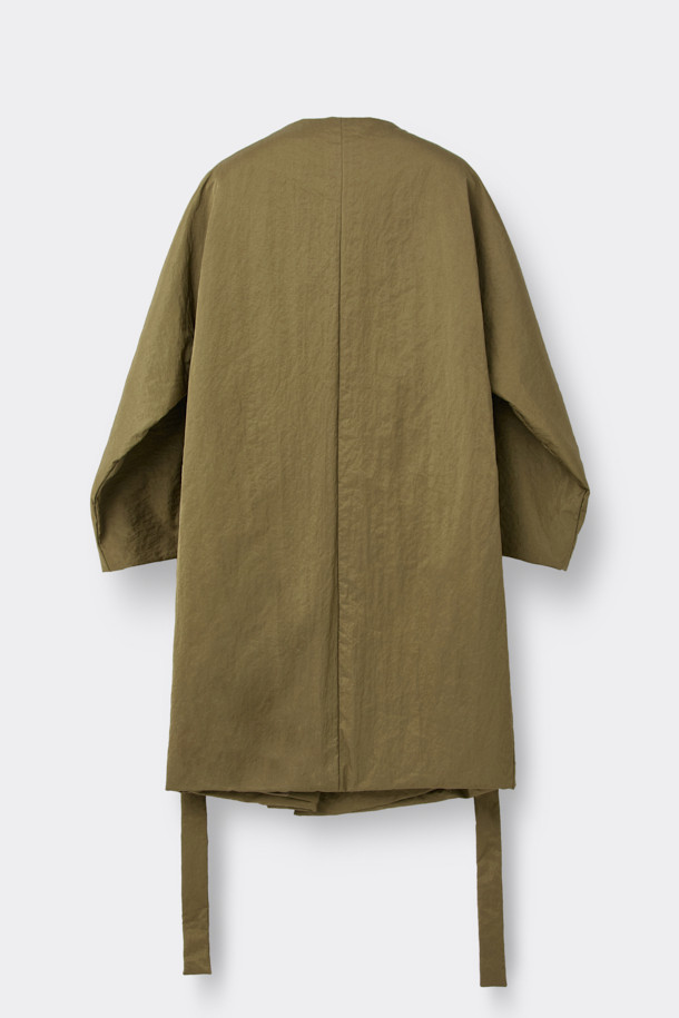 [HED MAYNER] 골드 백 슬릿 로브 코트는 남성용 아우터로, 가을과 겨울에 착용하기 좋습니다. 미니멀하고 모던한 스타일의 이 로브 코트는 부드러운 촉감의 나일론 소재와 넉넉한 오버핏으로 제작되었습니다. 등 부분의 넥 슬릿 디테일과 벨트 허리 슬릿 구조가 특징이며, 내부에는 패딩 안감과 외부 및 내부 포켓이 있어 실용성을 더했습니다. 광택감 있는 골드 컬러는 출근룩이나 모임룩에 시크하고 클래식한 분위기를 연출합니다.
