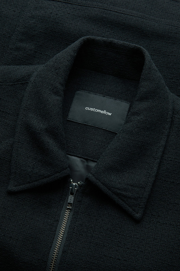 블랙 트위드 지퍼 재킷은 남성용 아우터로, 가을과 겨울에 어울리는 두꺼운 두께감의 자켓입니다. 미니멀하고 클래식한 스타일을 기반으로, YKK 2-Way 지퍼와 사선 절개 디테일이 돋보입니다. 코튼, 울, 아크릴, 나일론 혼방 소재로 제작되어 시크하고 세련된 분위기를 연출합니다. 출근룩과 모임룩 모두 활용 가능하며, 오버핏으로 편안한 착용감을 선사합니다. 긴 소매 기장의 레귤러 기장으로, 다양한 스타일링에 용이합니다.
