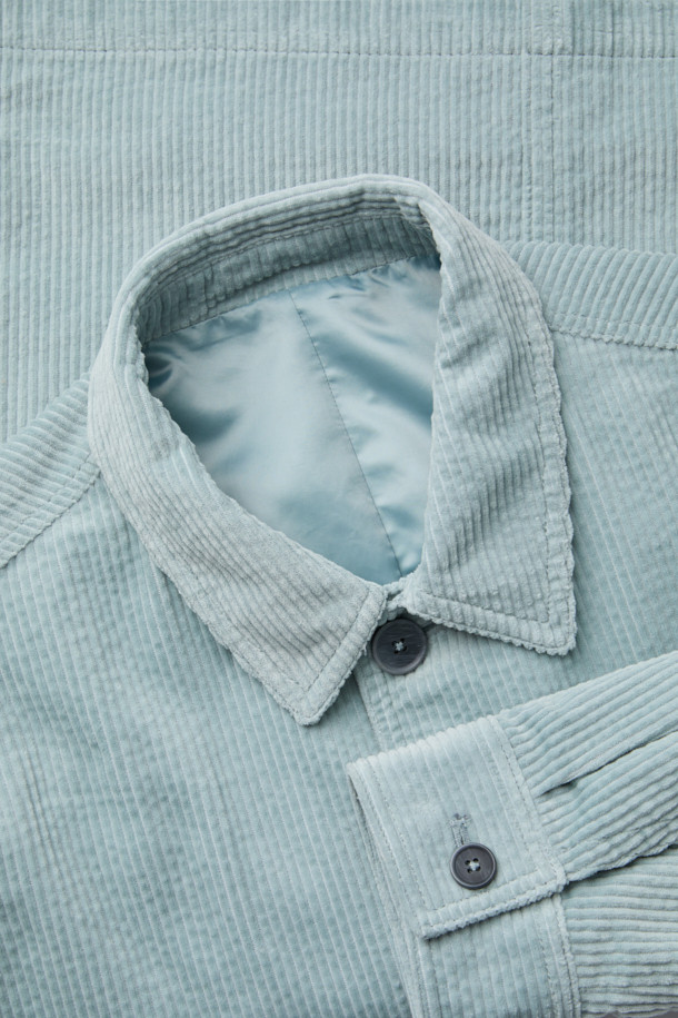 산뜻한 민트 컬러가 돋보이는 코듀로이 워크 재킷입니다. 봄, 가을 간절기에 활용하기 좋으며, 캐주얼 및 베이직 스타일을 연출하기에 적합합니다. 두꺼운 코듀로이 소재로 제작되어 보온성을 높였으며, 오버핏 크롭 기장으로 트렌디한 핏을 선사합니다. 넉넉한 아웃포켓 디테일과 버튼 여밈 방식이 특징이며, 일상, 봄 소풍, 캠핑 등 다양한 TPO에 매치할 수 있습니다. 미니멀, 워크웨어 스타일을 선호하는 남성분들에게 추천합니다.
