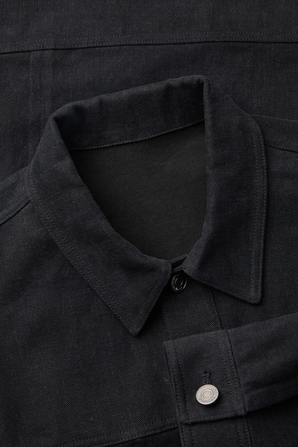 블랙 염색 면 트러커 재킷은 남성분들을 위한 캐주얼하고 베이직한 디자인의 아우터입니다. 봄, 가을 계절에 적합하며, 출근룩이나 데이트룩에 활용하기 좋습니다. 레귤러 핏에 무지 패턴으로 미니멀한 스타일을 연출하며, 긴 소매와 버튼 여밈 방식이 특징입니다. 양 사이드 포켓이 있어 실용성을 더했으며, 면 소재로 제작되어 편안한 착용감을 제공합니다.
